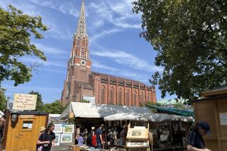 Die Auer Dult mit der Mariahilfkirche