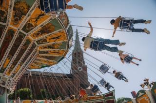 Kettenflieger vor der Mariahilfkirche Kettenflieger vor der Mariahilfkirche